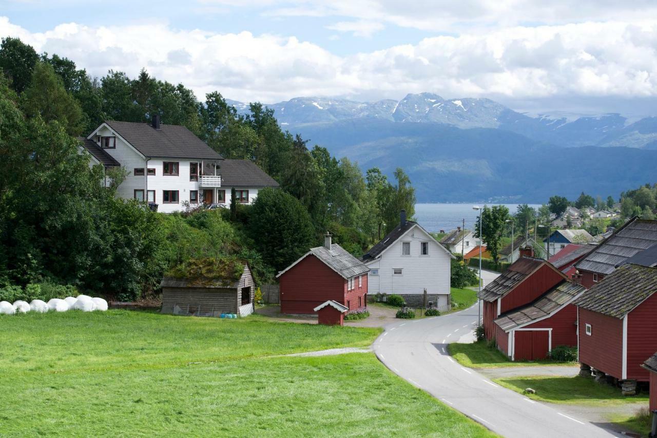 Villa Mo Gardsferie-Pers Frukthage à Øystese Extérieur photo